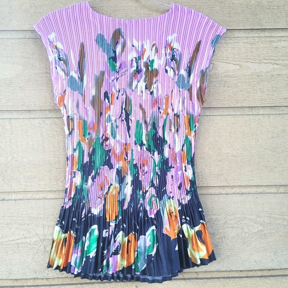 * SOLD* MILANO | FLORAL CRINKLED V-NECK SLEEVELESS TOP - Picture 4 of 4